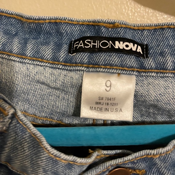 Fashion Nova distressed Jeans Bermuda size 9 - Picture 2 of 4